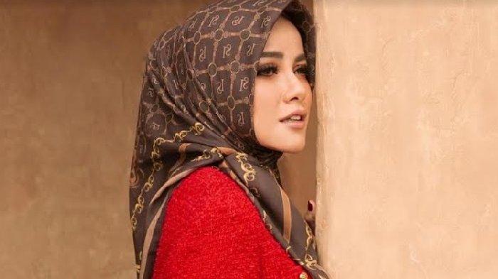 Penampilan Kece Olla Ramlan dengan Hijab Bermotif