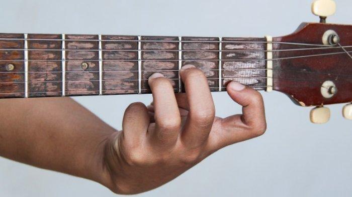 Kusangkakan Panas Berpanjangan Chord Gitar Gerimis Mengundang – Slam Kunci Dimainkan dari B